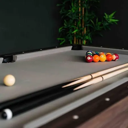 Contractor Base With Pool Table London Exterior photo