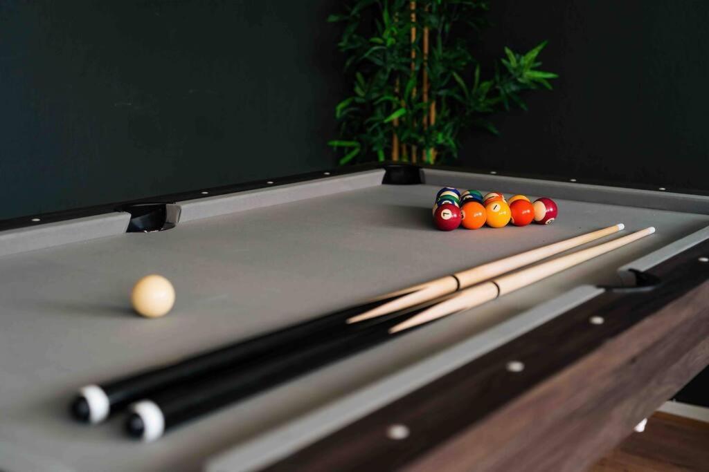 Holiday home Contractor Base With Pool Table