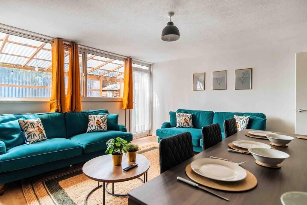 Holiday home Contractor Base With Pool Table London